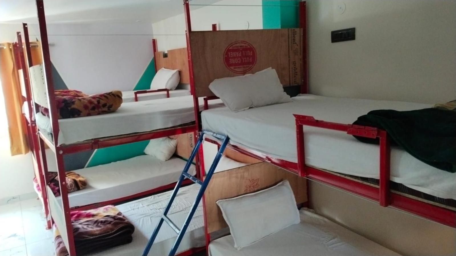Bonfire Hostels Rishīkesh Buitenkant foto