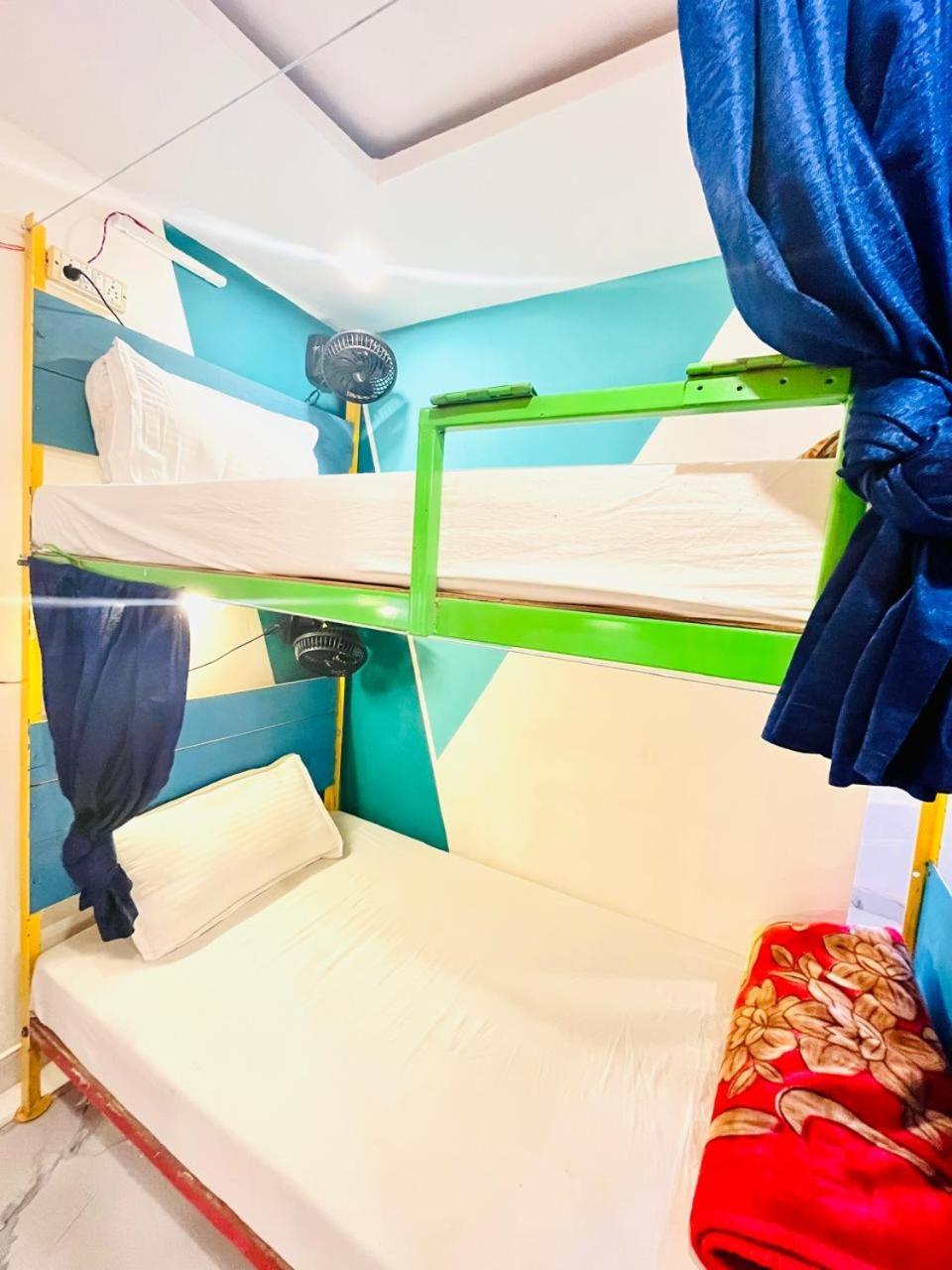 Bonfire Hostels Rishīkesh Buitenkant foto
