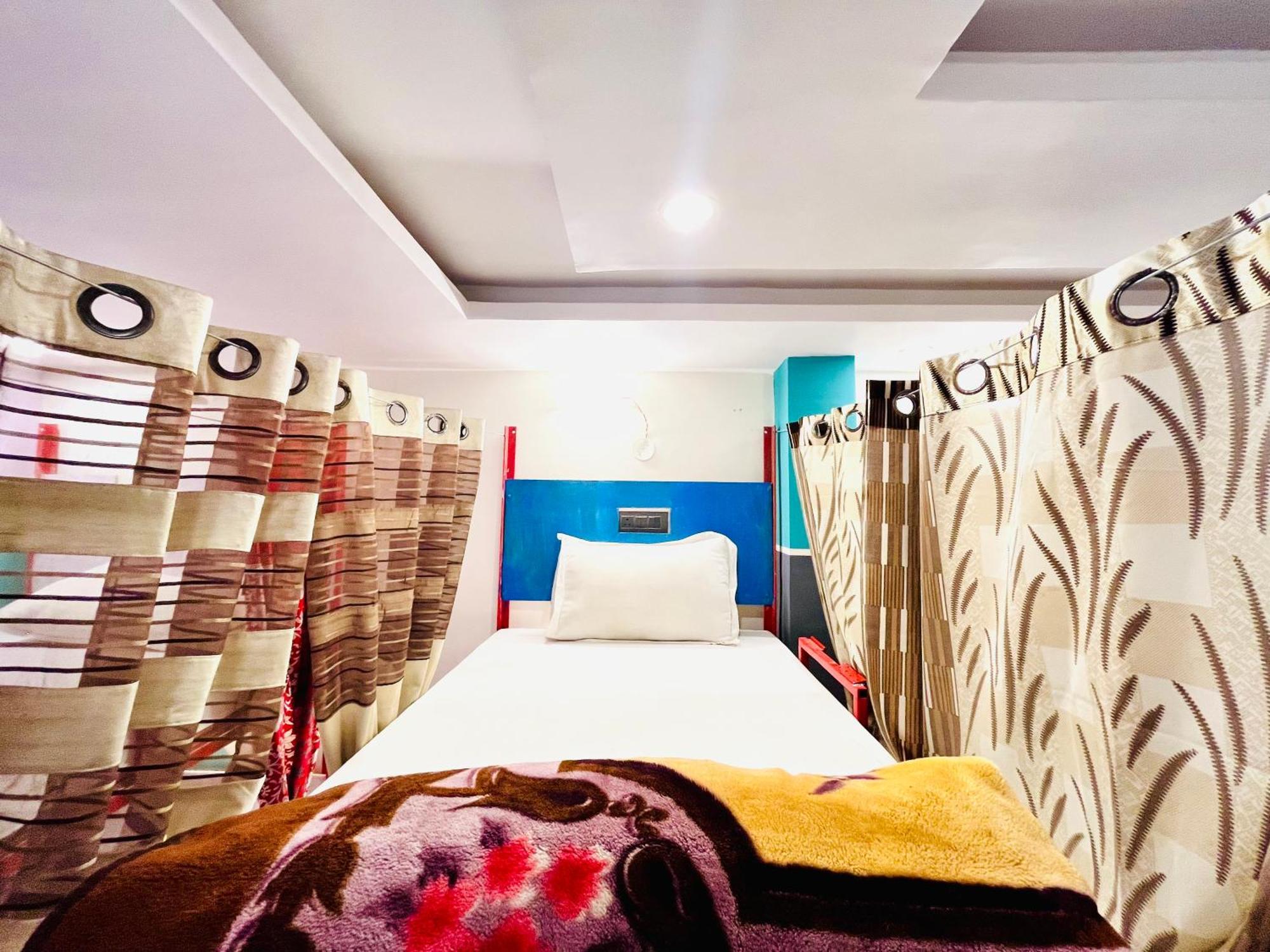 Bonfire Hostels Rishīkesh Buitenkant foto